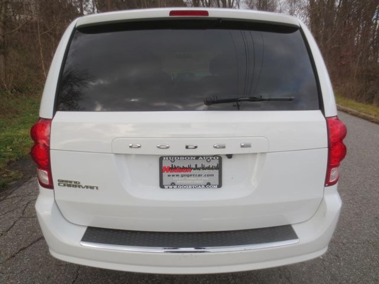 2016 White /Black Dodge Grand Caravan SE (2C4RDGBG5GR) with an 3.6 liter V-6 engine, Automatic transmission, located at 270 US Route 6, Mahopac, NY, 10541, (845) 621-0895, 41.349022, -73.755280 - Photo #5